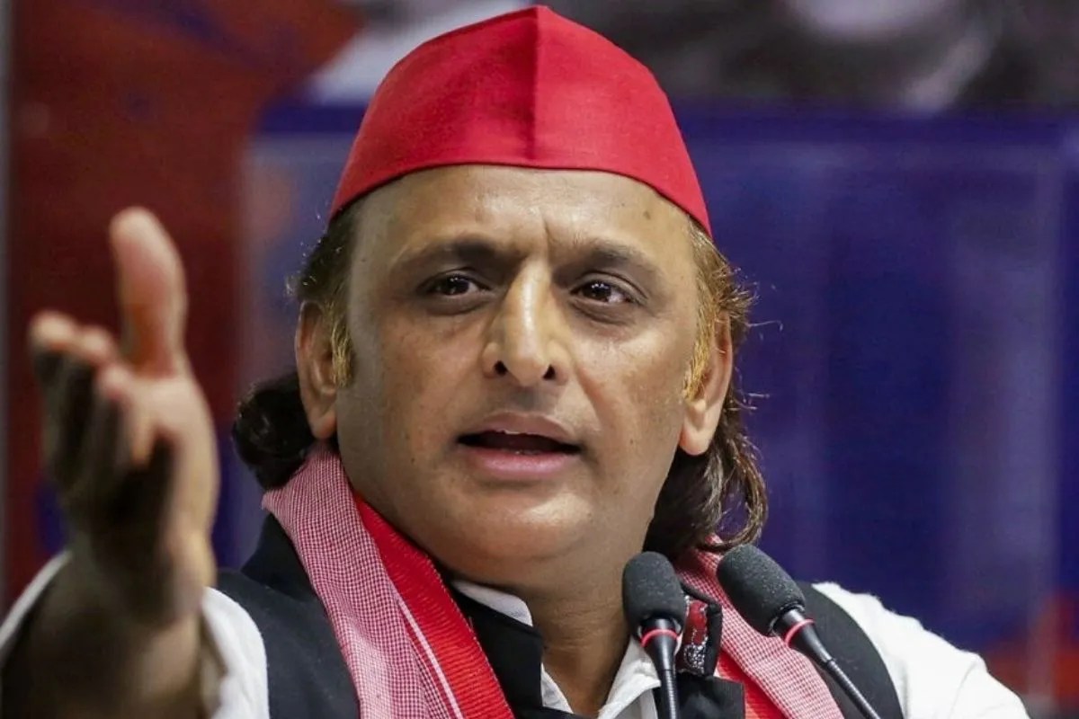 अखिलेश यादव ने बड़े मंगलवार के भंडारे में खाई पूढ़ी, फिर सरकार से पूछे तीखे सवाल, कहा- रुपया कितना गिरेगा, क्या पाताल पहुंच जाएगा?