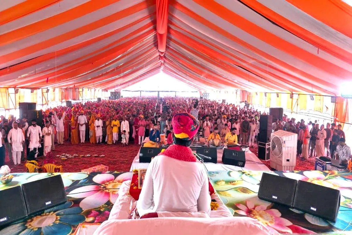 रतलाम में बागेश्वर धाम की तर्ज पर लगा दिव्य दरबार, अर्जी लेकर पहुंचे हजारों