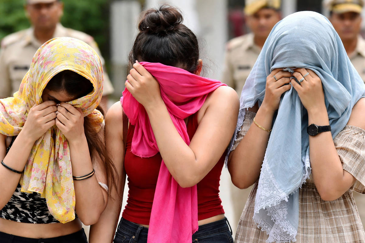 Banswara Crime: पुलिस ने भेजा बोगस ग्राहक, तीन लड़कियां आपत्तिजनक स्थिति में मिलीं, होटल में मच गया हड़कंप
