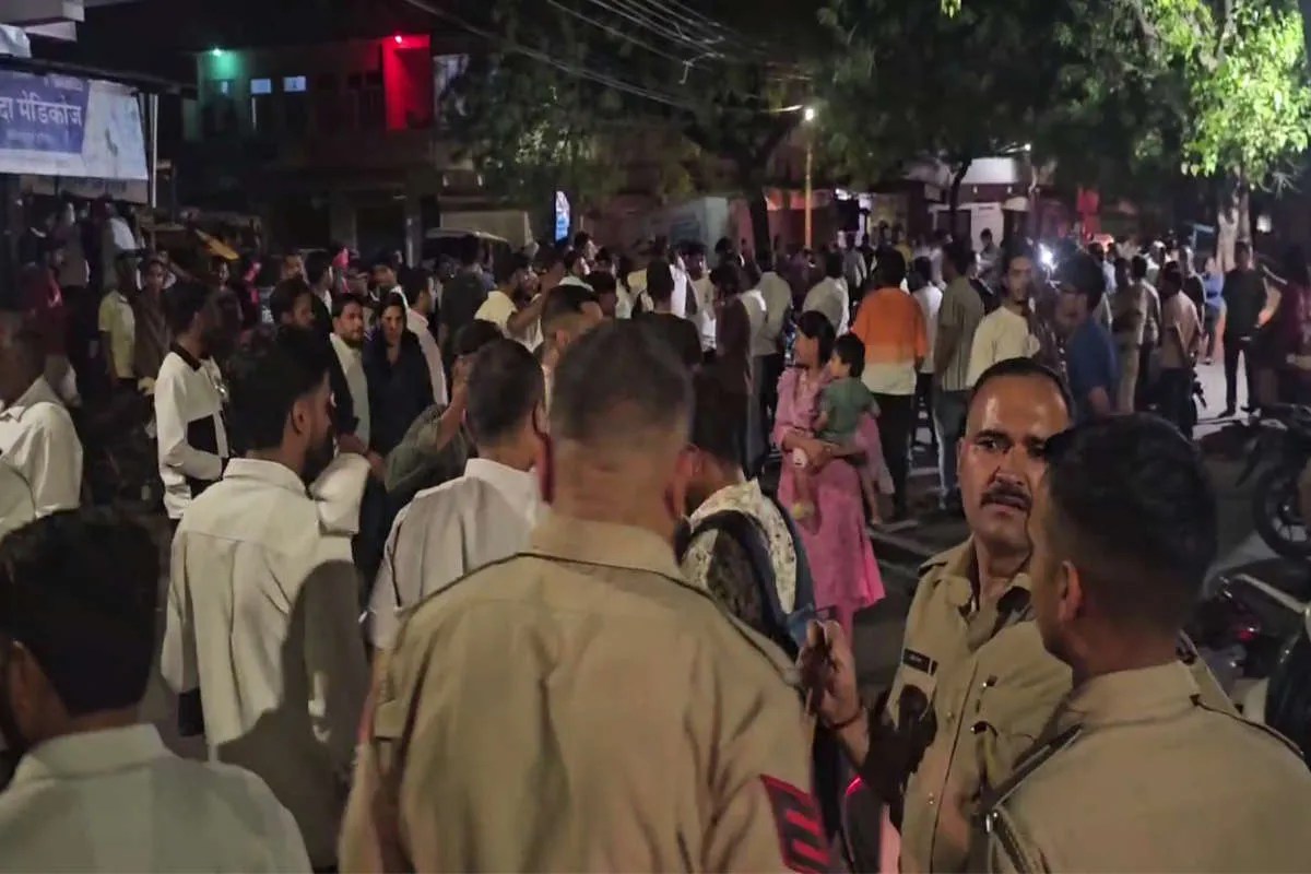 Bhilwara News: भीलवाड़ा में मंदिर के बाहर मिली खाल, आक्रोशित लोगों ने किया चक्काजाम, पुलिस जाप्ता तैनात