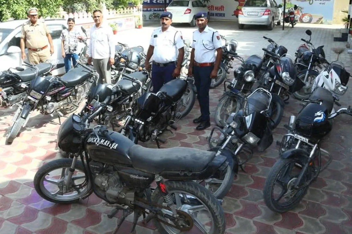 Hanumangarh: हनुमानगढ़ में ‘रॉकी माफिया’ पर चला पुलिस का डंडा, बाइक से करते थे हुड़दंग, थाने में माफी मांगते नजर आए