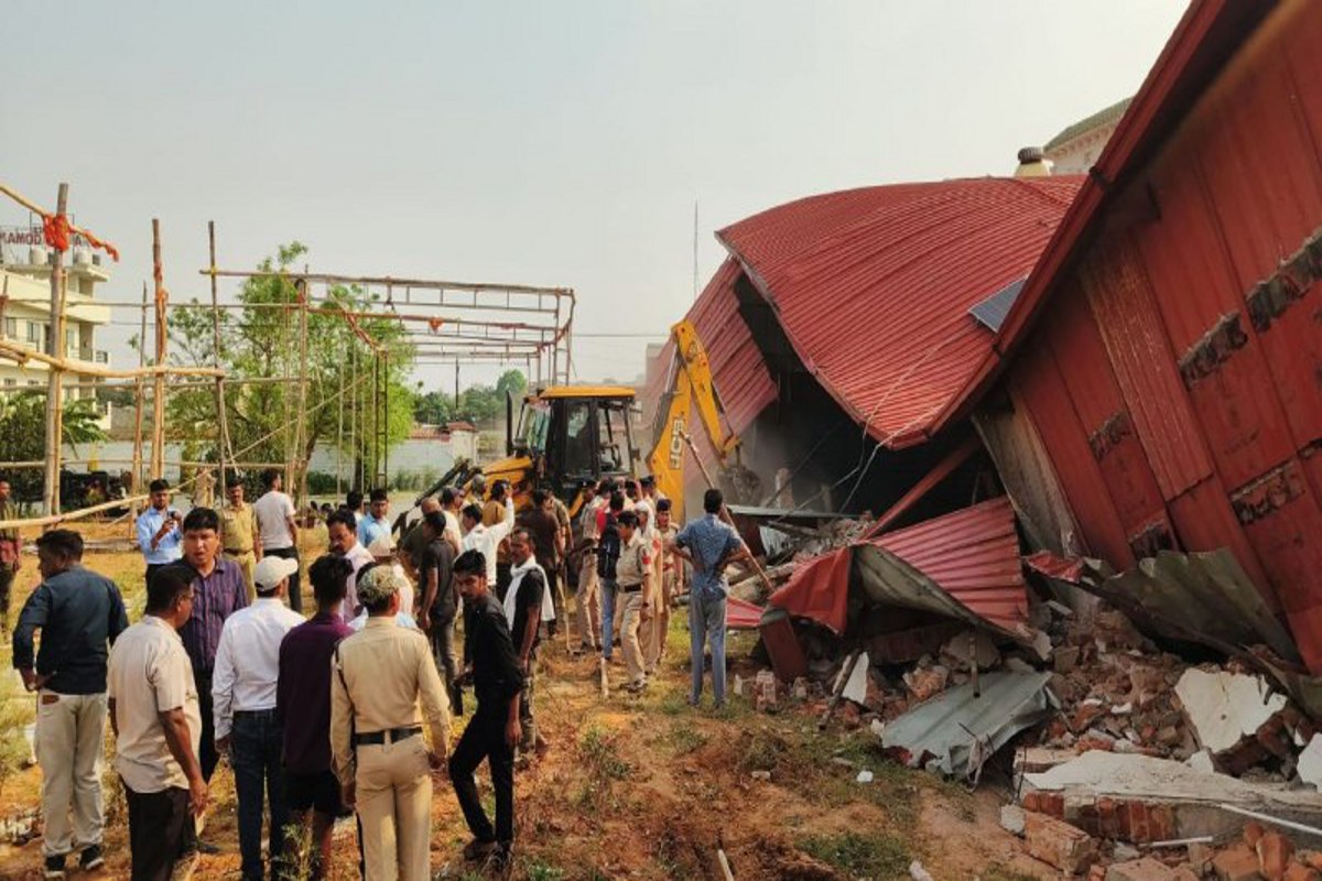 Bulldozer Action Video: शहर के कमोदा विहार रिसॉर्ट पर चला बुलडोजर, विरोध के बीच 65 डिसमिल सरकारी जमीन मुक्त