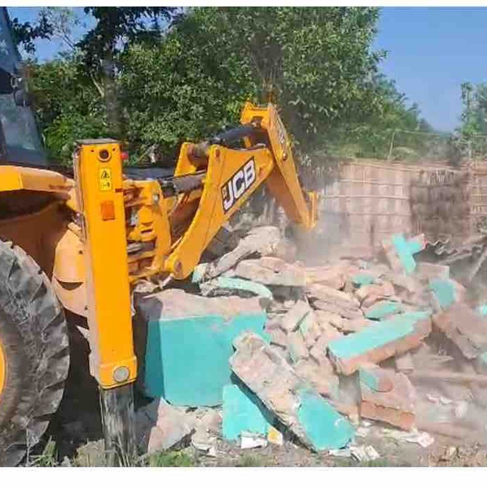 पूर्वी चंपारण में 4 बीघा सरकारी जमीन अतिक्रमण मुक्त:कोर्ट के आदेश पर बुलडोजर कार्रवाई, दुकानें और झोपड़ियां हटाई गईं