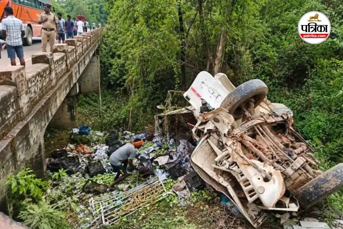 Jashpur Road Accident: जशपुर में बड़ा हादसा, आम से लदा पिकअप पुलिया से गिरा, ड्राइवर की मौके पर मौत