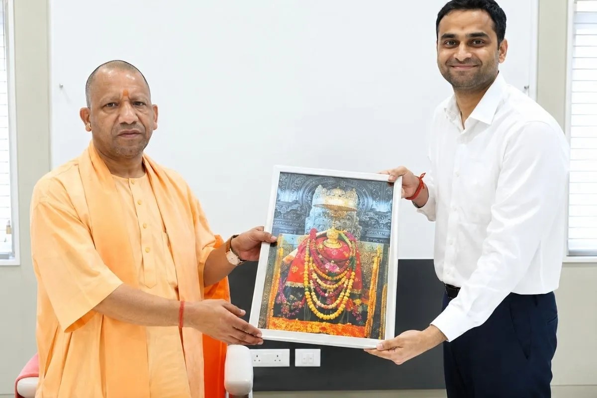 जब लैंड हुआ सीएम की हेलीकॉप्टर…पीटी ऊषा की तरह दौड़े डीएम, अर्दली जवान सब रह गए पीछे