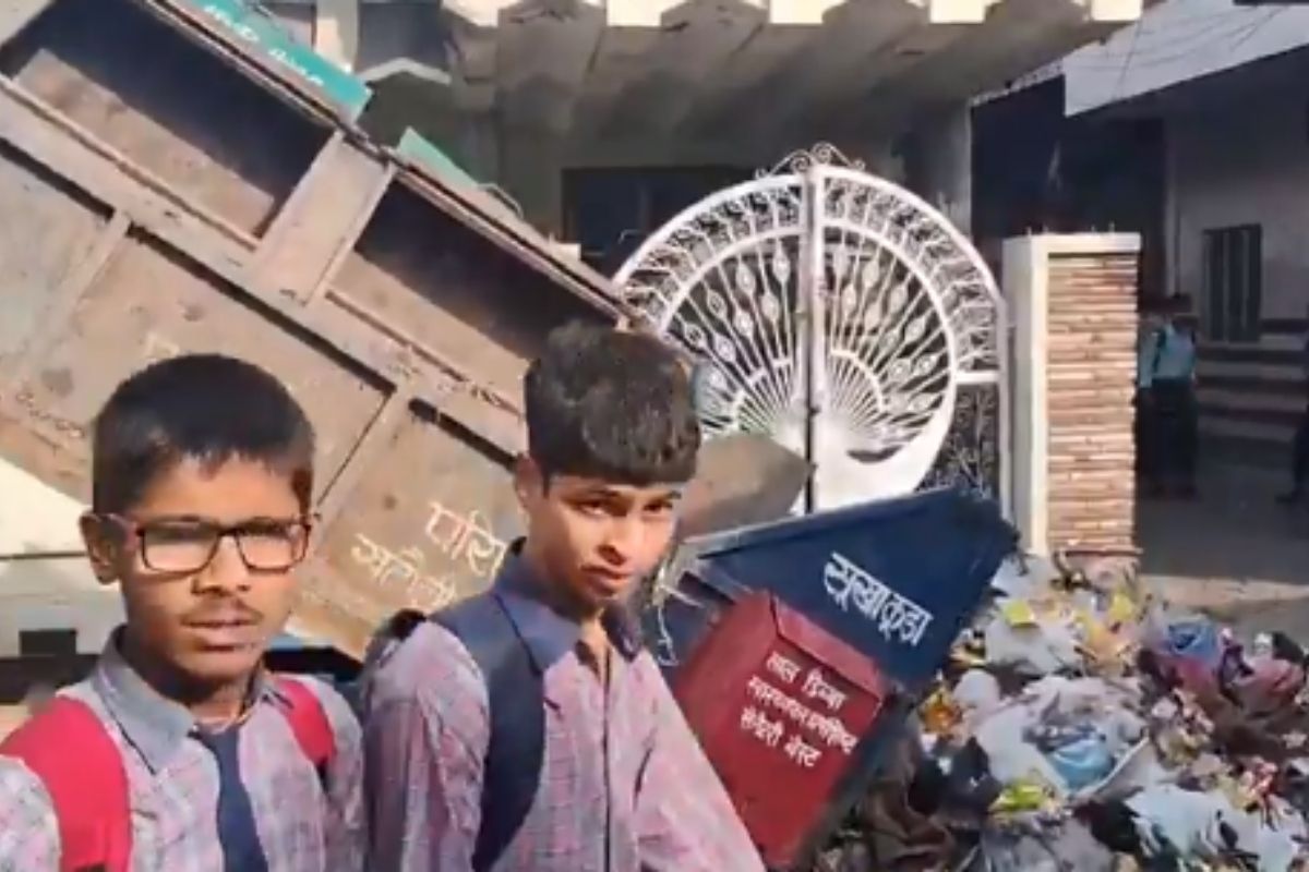 नगरपालिका के कर्मचारियों ने कांग्रेस नेता के घर के बाहर फेंका 50 क्विंटल कचरा