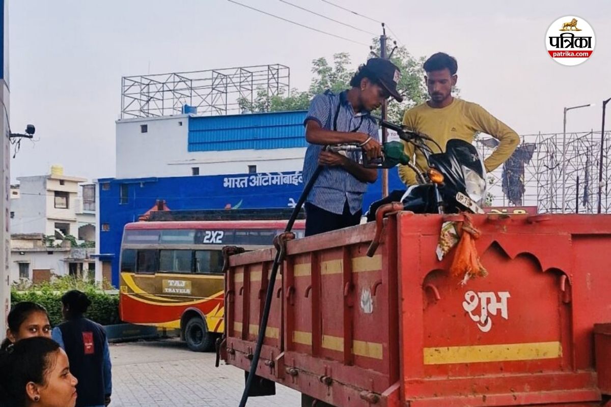 गरियाबंद में पेट्रोल नहीं मिला तो ट्रैक्टर-ट्रॉली में बाइक लादकर पहुंचा युवक, देसी जुगाड़ का VIDEO वायरल