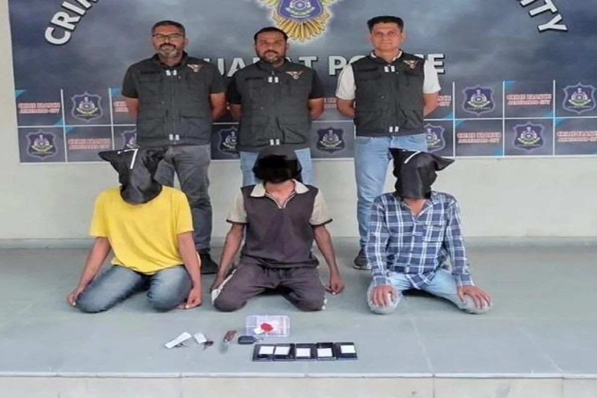 Video News: किराए पर टैक्सी बुक कर चालक को लूटने वाले तीन गिरफ्तार