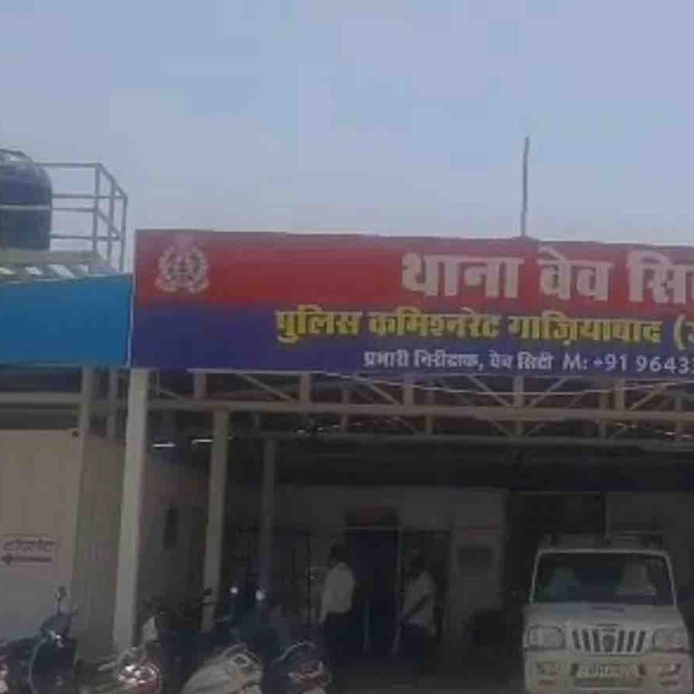 गाजियाबाद में निर्माणाधीन स्कूल की दीवार धंसी:मिट्टी में दबने से 2 मजदूरों की मौत, तीनों छत्तीसगढ़ के रहने वाले