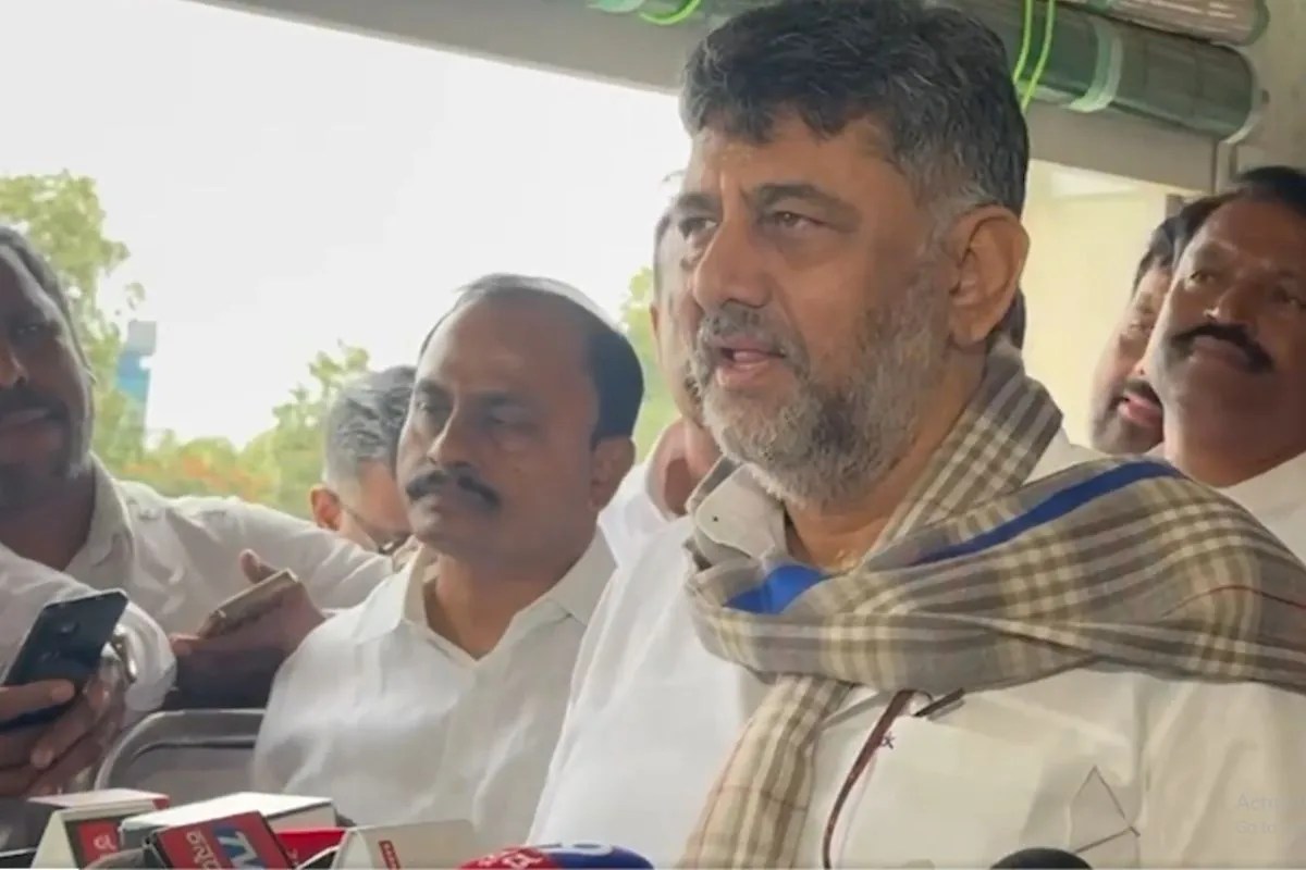 डीके शिवकुमार ने विधानसभा की सीढ़ी छूकर किया प्रणाम, बनने जा रहे कर्नाटक के नए सीएम