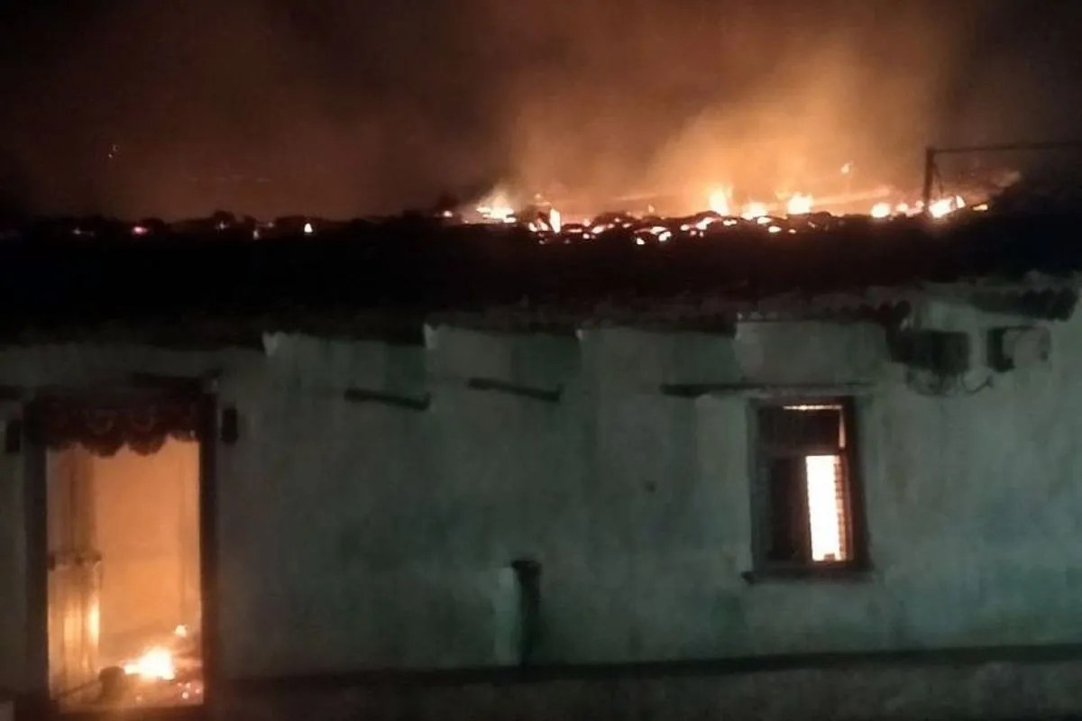Dungarpur News : युवती को भगाने के विवाद में भड़का विवाद, गुस्साए लोगों ने दो मकानों में लगाई आग