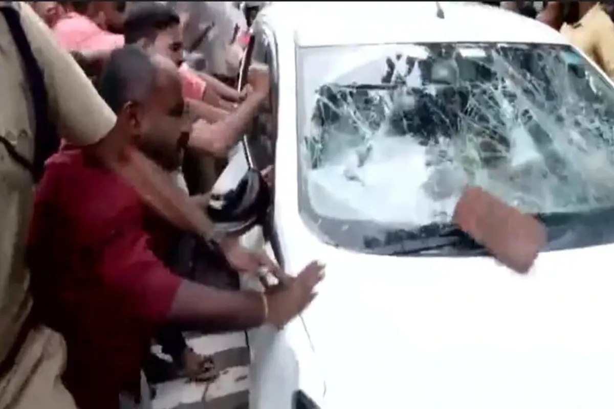 केरल में ED टीम पर हमला, भीड़ ने तोड़े गाड़ियों के शीशे, पूर्व CM विजयन के घर छापेमारी के बाद मचा बवाल