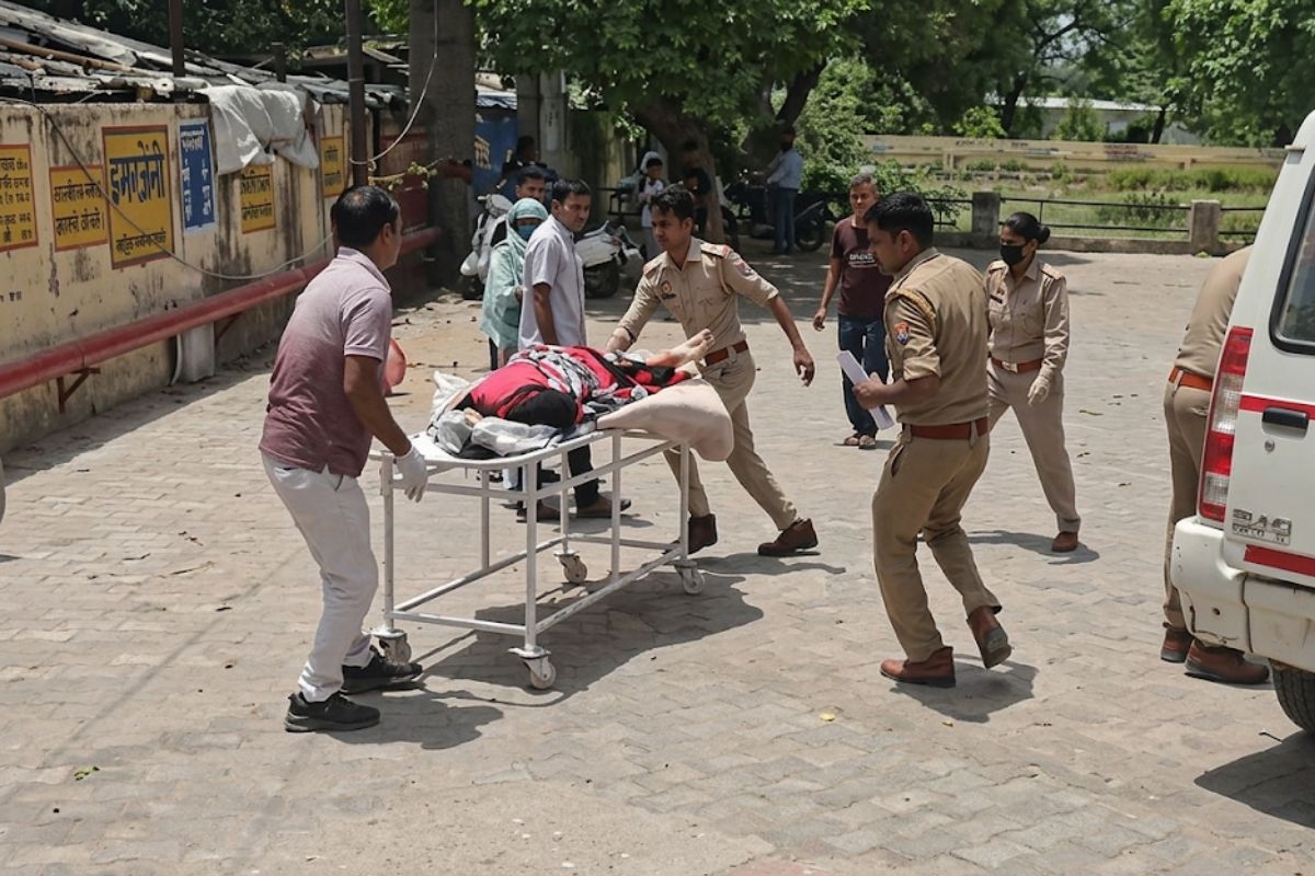 अवैध संबंध के शक में खूनी खेल: 10 दिन पहले मां बनी पत्नी और सगे पिता को डॉक्टर ने गोलियों से भूना, बुलंदशहर में दोहरा हत्याकांड