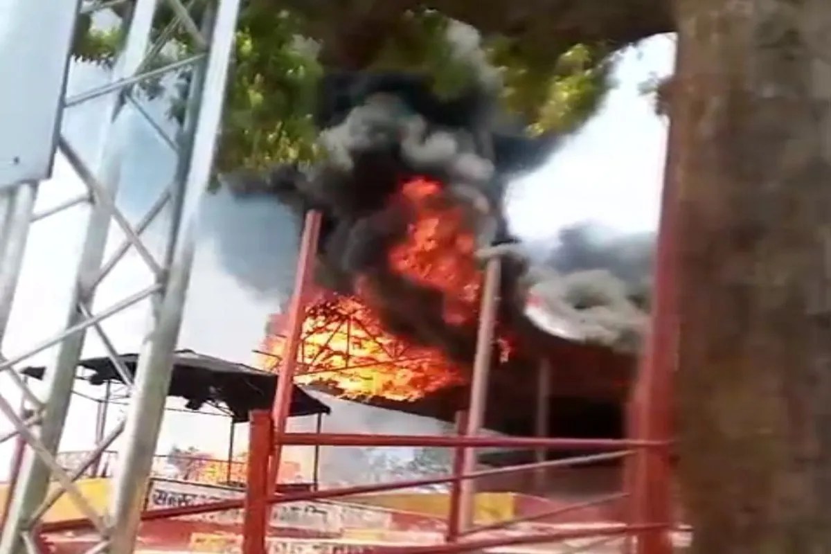 Kudargarh Dham Fire video: सूरजपुर के कुदरगढ़ धाम में लगी भीषण आग, जल गई पुजारियों की झोपड़ी-शेड, मची अफरा-तफरी