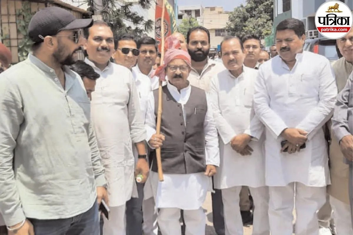 गन्ना किसानों का फूटा गुस्सा, सपा नेताओं संग सड़क पर उतरे भगवत शरण, चौकी चौराहे पर धरना, कमिश्नर को सौंपा ज्ञापन