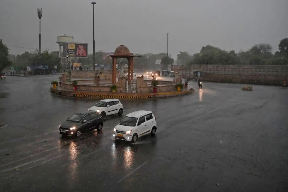 UP Weather Alert: लखनऊ समेत कई जिलों में तेज आंधी-बारिश का अलर्ट, रात 12 बजे तक सतर्क रहें