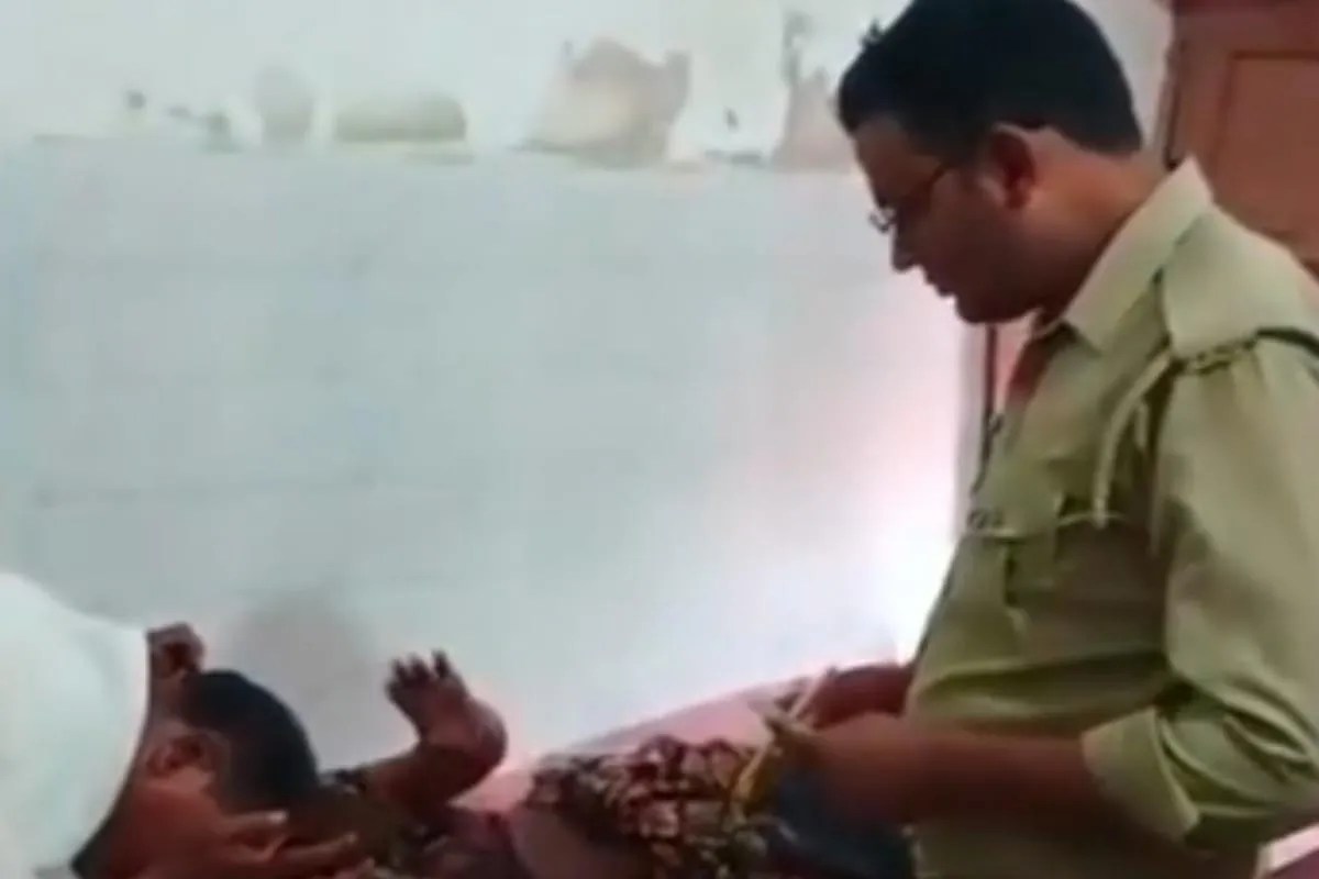 गोरखपुर में पति ने धारदार हथियार से काटा प्रेमी का गला, पत्नी का फोड़ा सिर…कमरे में दोनों को देख खोया आपा