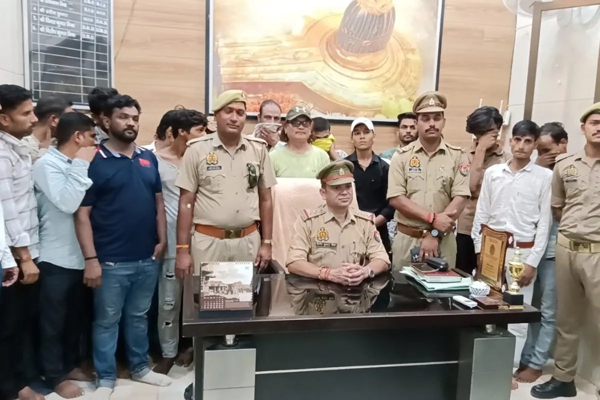 ‘आइए VIP दर्शन कराते हैं’ कहकर विश्वनाथ धाम आए श्रद्धालुओं को लगाते थे चूना, पुलिस ने परिसर के पास से दौड़ाकर 25 को पकड़ा