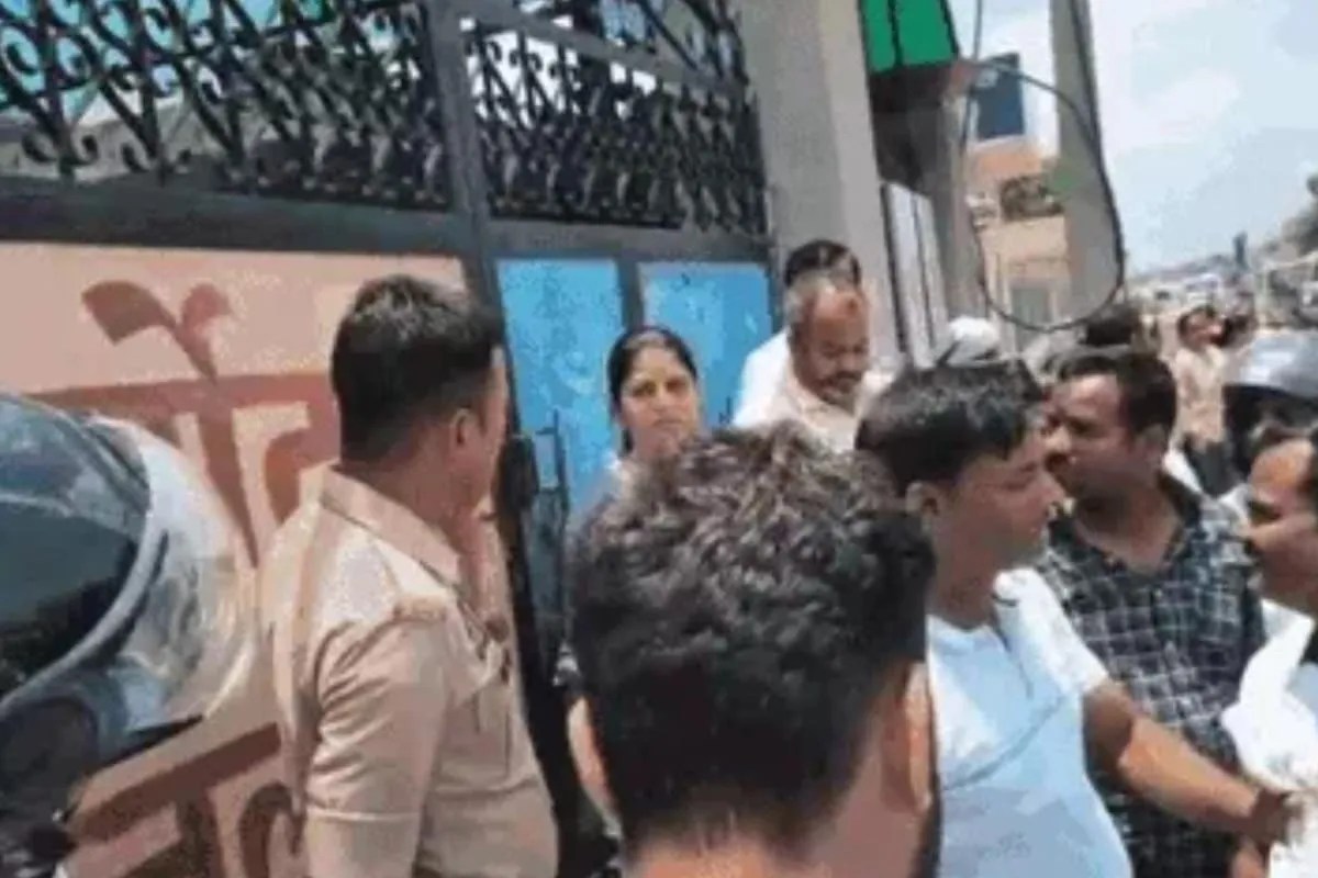 गोरखपुर में CUET (UG) परीक्षा में देरी पर छात्रों का हंगामा, नहीं थम रहा परीक्षाओं में अव्यवस्था का सिलसिला