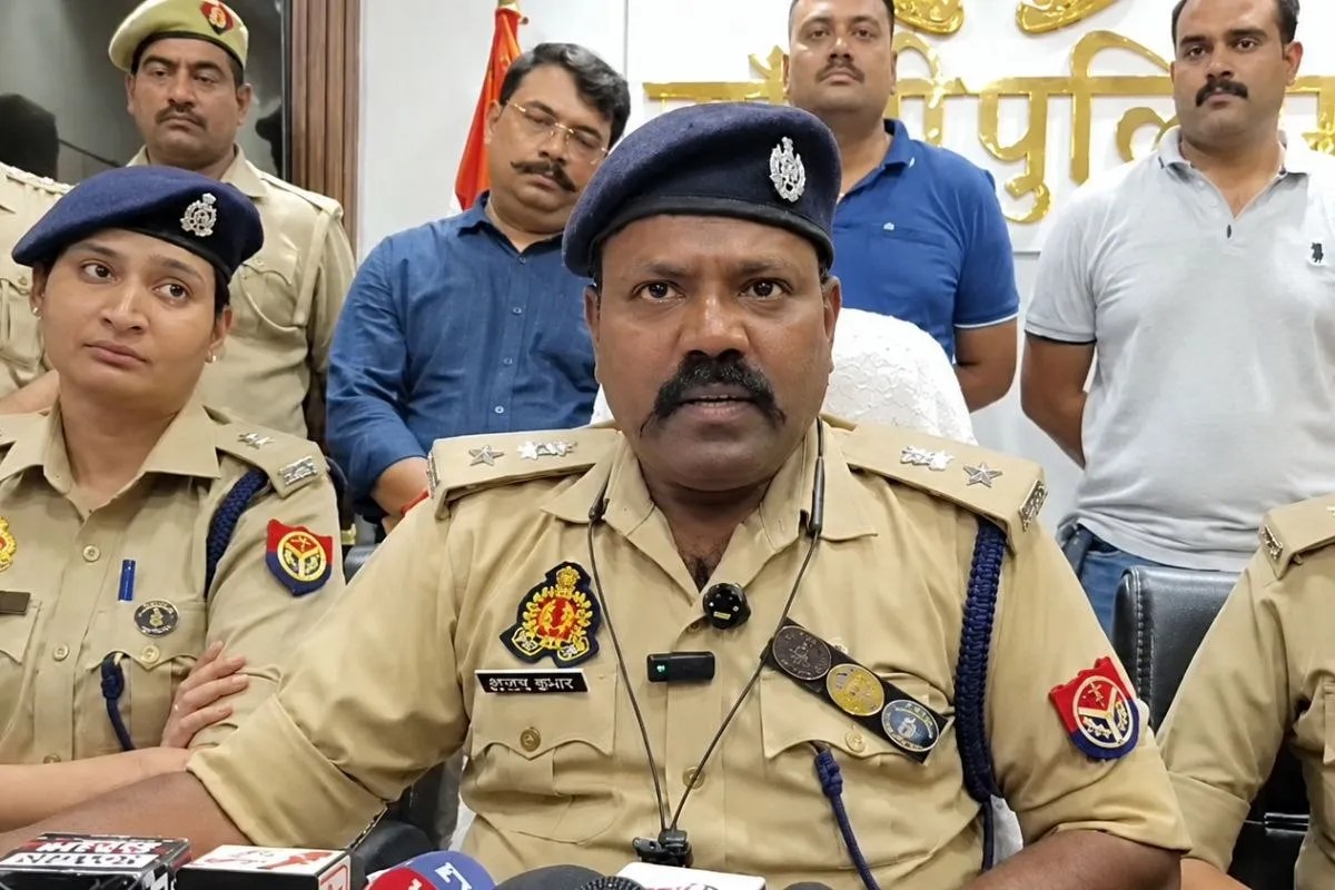झांसी में ऑनलाइन सट्टा: दो महिलाएं गिरफ्तार, एक करोड़ 46 लाख रुपए के पीली धातु के बिस्कुट बरामद, सिपाही बर्खास्त