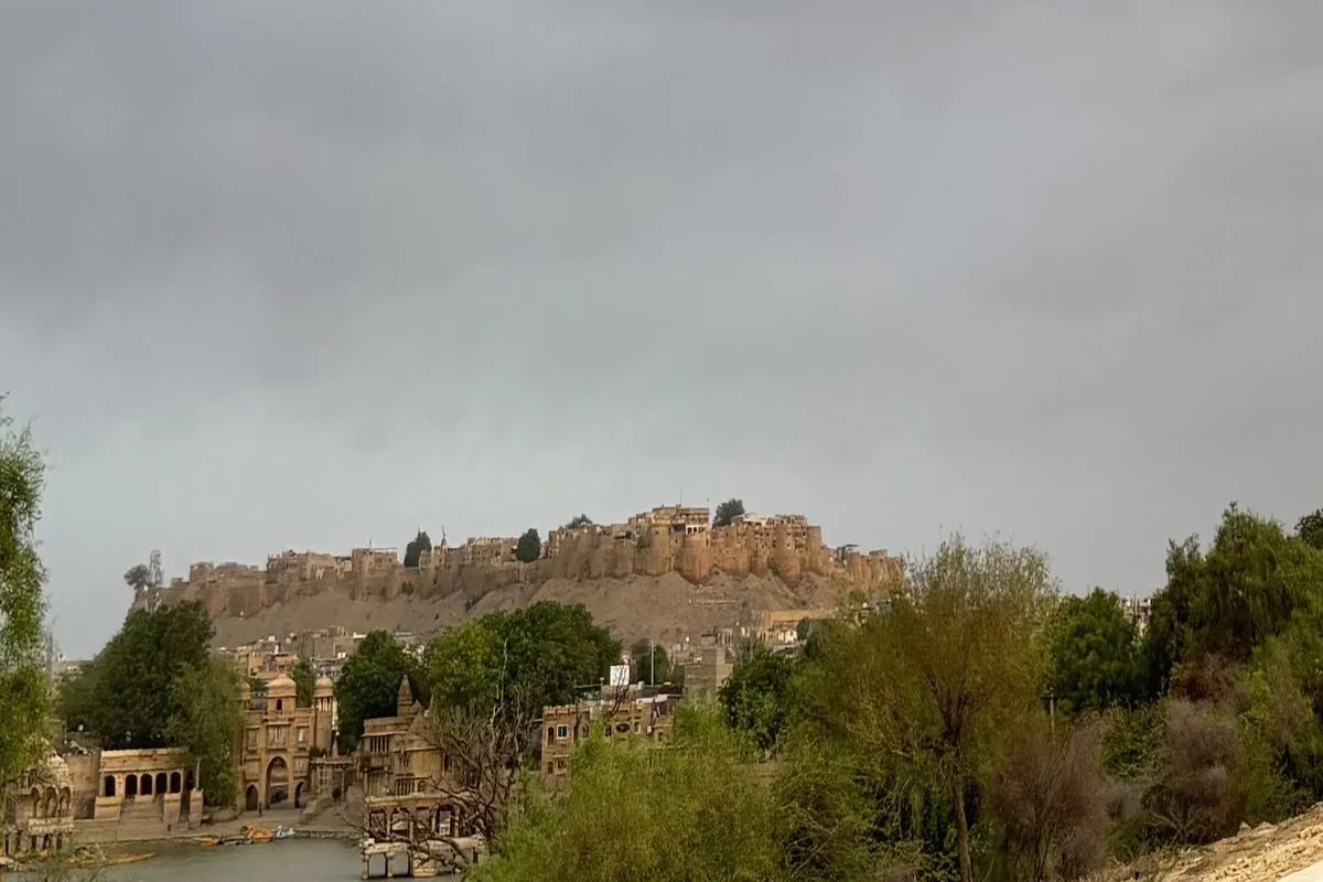 आज का सवाल – जैसलमेर में भीषण गर्मी में लोगों को बचाव के लिए क्या करना आवश्यक है?