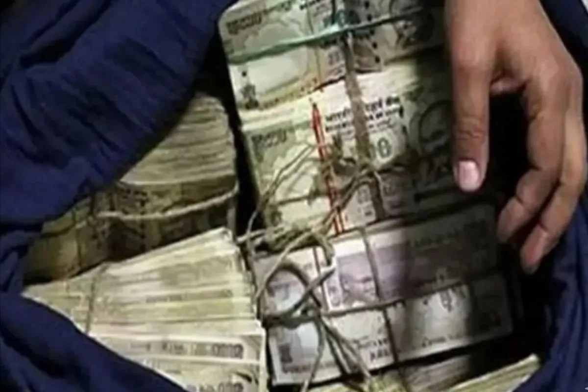 एमपी में खेत ने उगले करोड़ों रुपए, 500-500 के नोटों की गड्डियां देख चौंक गए लोग
