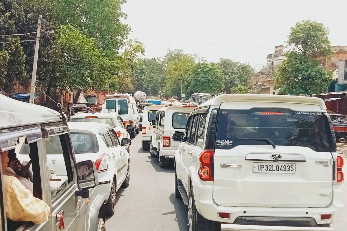 PM मोदी की अपील का असर, झांसी में DM-मेयर समेत कई अधिकारियों ने हटाईं एस्कॉर्ट गाड़ियां