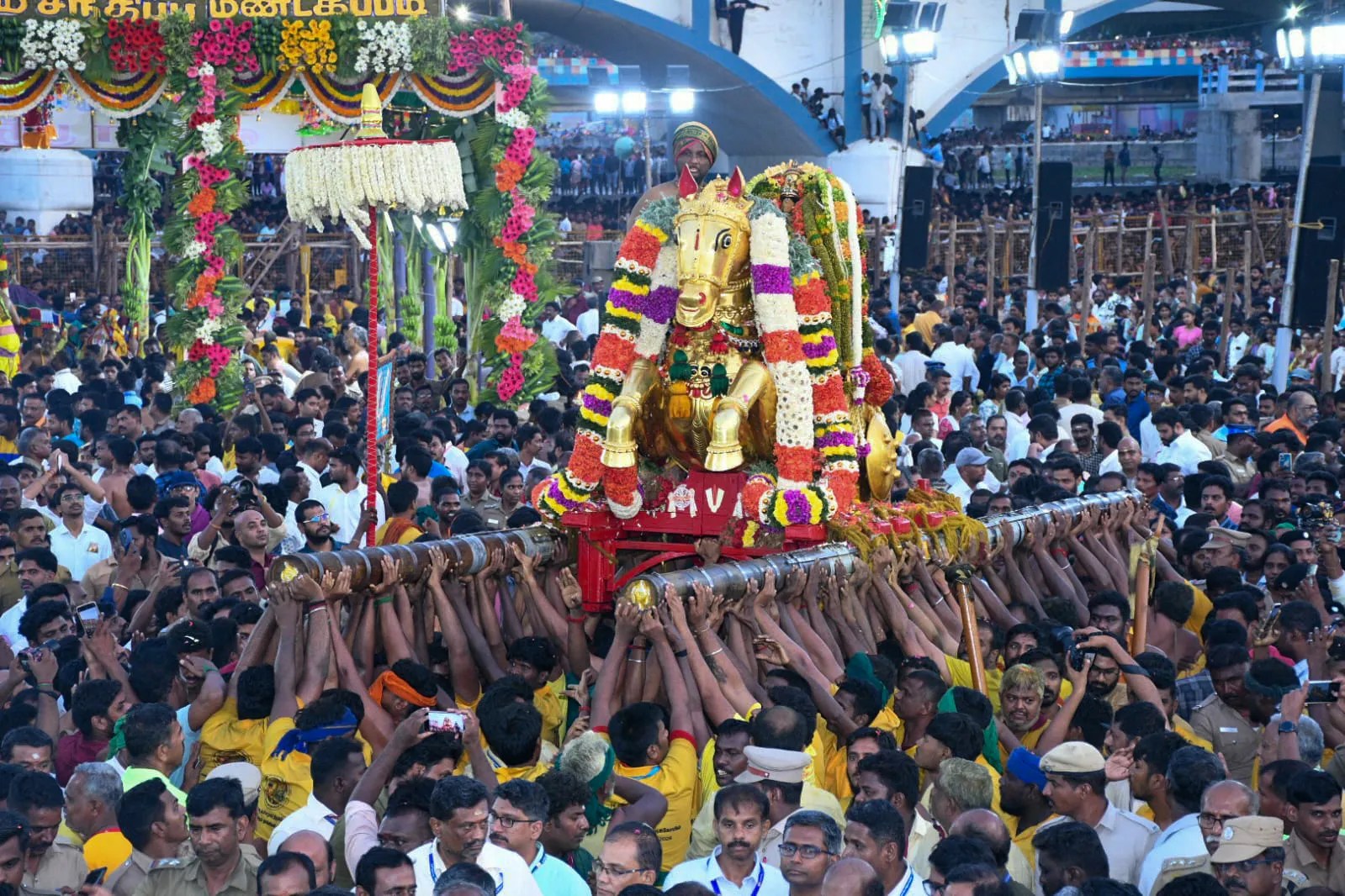 मदुरै चित्तिरै उत्सव: हरे वर्ण के वस्त्र धारण कर कल्लझगर का वैगै नदी में प्रवेश