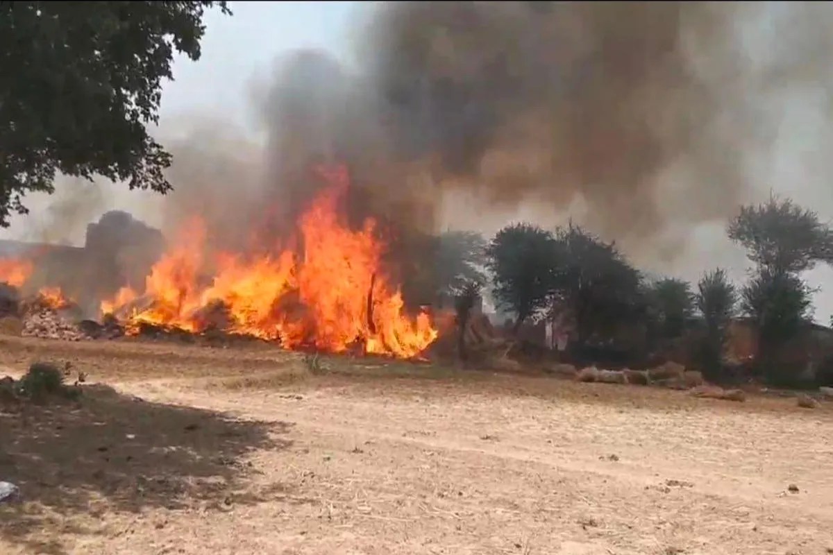 Rajasthan: चीख-पुकार से गूंजा राजस्थान का यह गांव, एक झटके में 2 दर्जन से अधिक घर जलकर खाक, मचा कोहराम