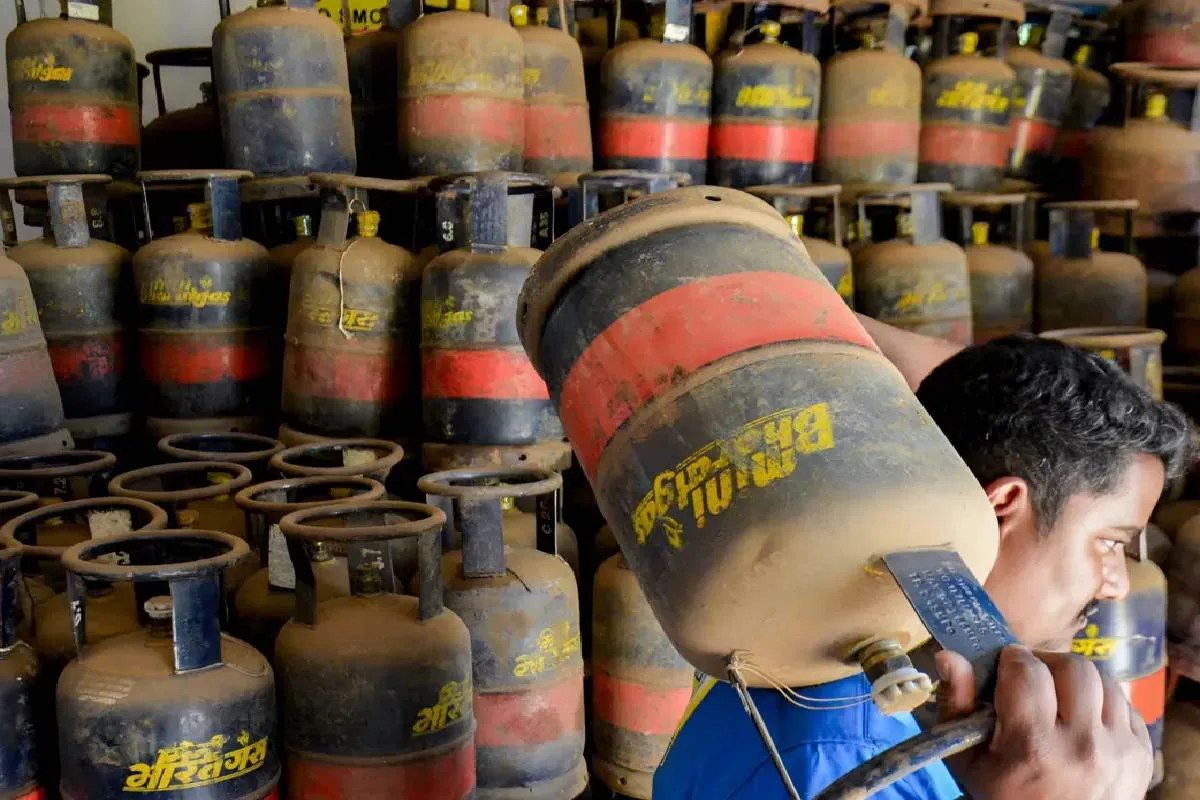 Commercial LPG सिलेंडर में 42% की उछाल के बाद देशभर के होटल संचालक क्या कह रहे? क्या बढ़ेंगे खाने के दाम