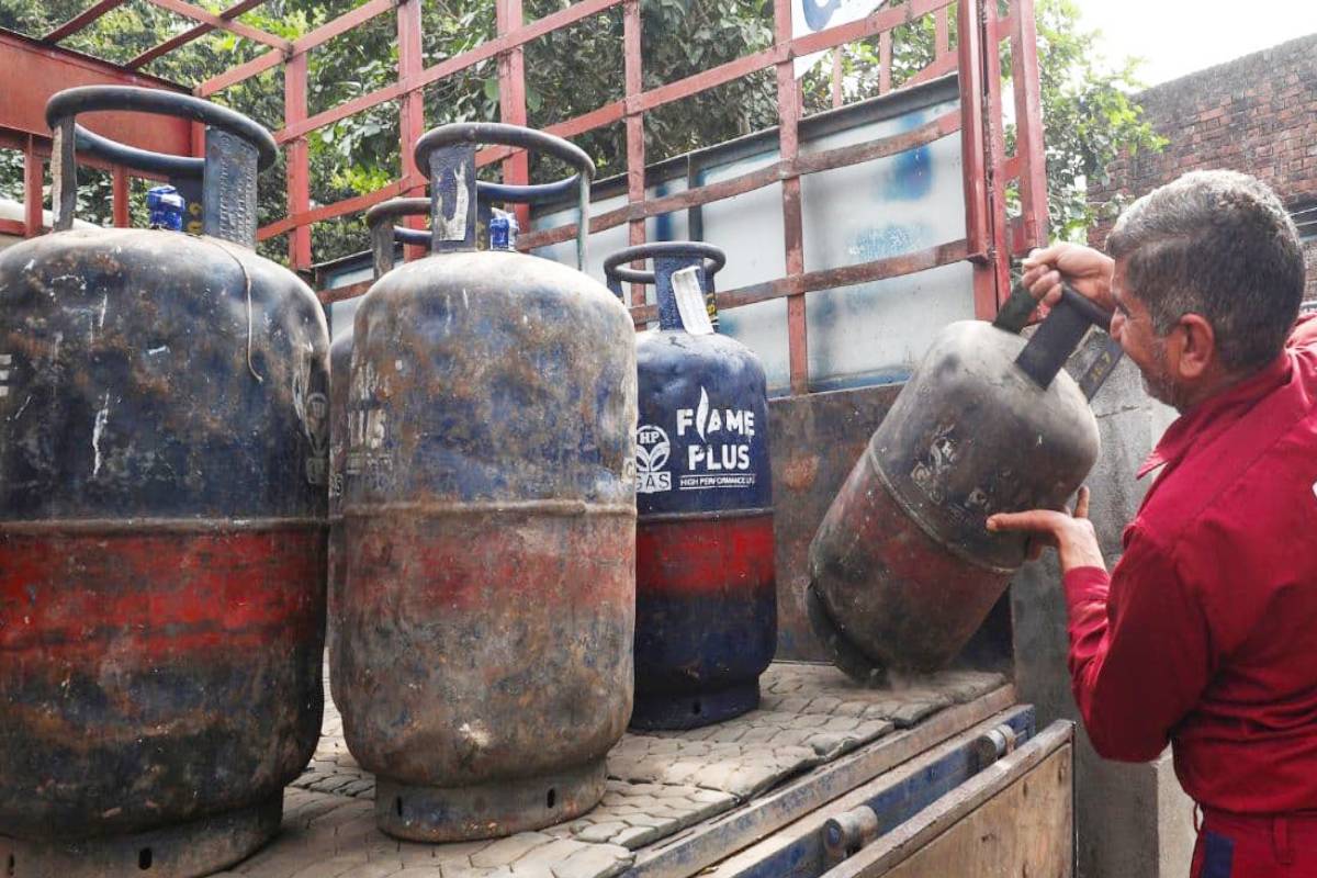 LPG Cylinder Price Hike: कमर्शियल सिलेंडर के दाम दोगुने होने से कारोबार पर संकट, बाहर खाना होगा महंगा