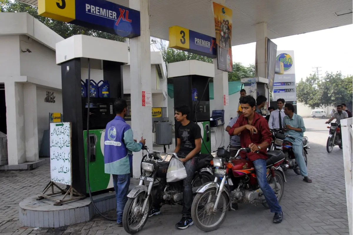 Petrol-Diesel Price: पाकिस्तान में पेट्रोल-डीजल की कीमतों में भारी उछाल, नेपाल सरकार ने दी जनता को राहत, जानें भारत की स्थिति