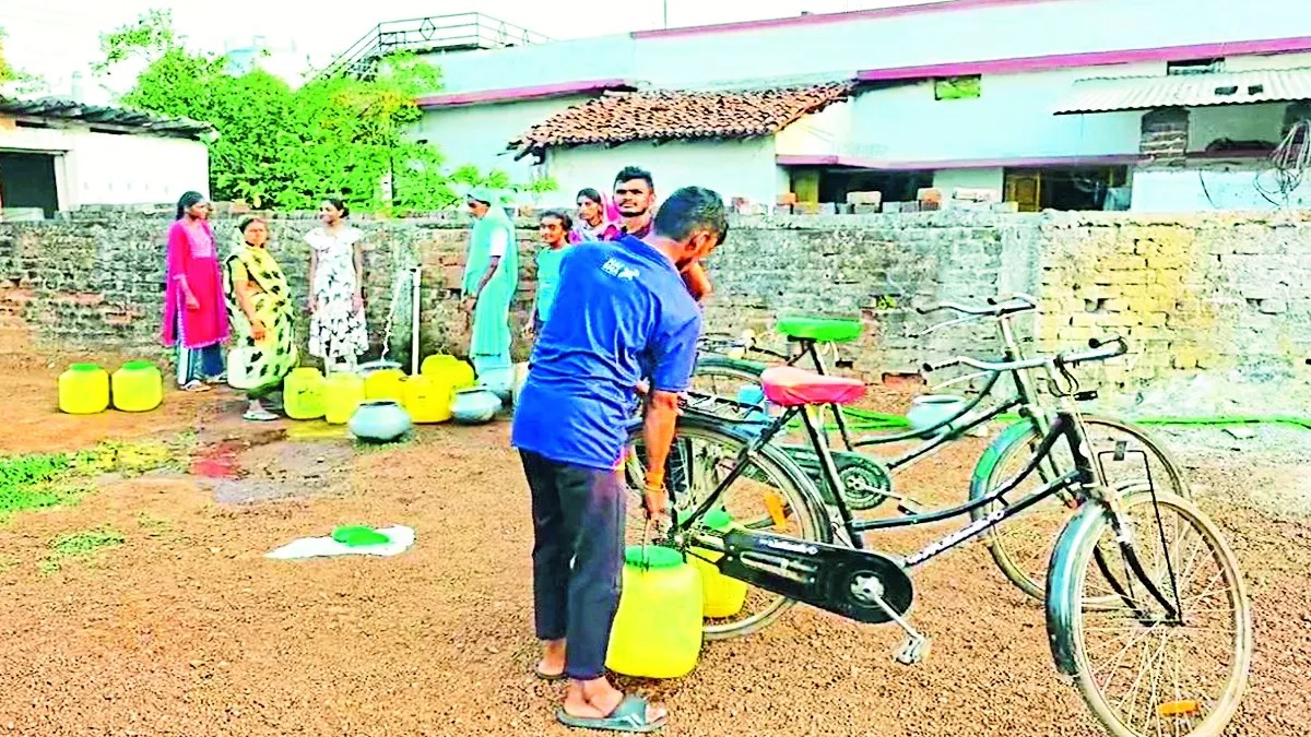 डेढ़ साल से टंकी सूखी, ग्रामीण खरीद कर पी रहे पानी
