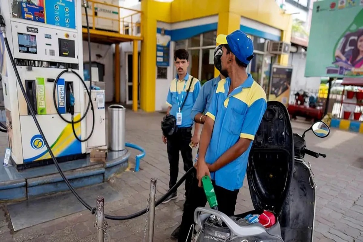 Lucknow Division Petrol Diesel Rate: लगातार चौथी बार बढ़े पेट्रोल-डीजल के दाम, जानिए जिलेवार नई कीमतें