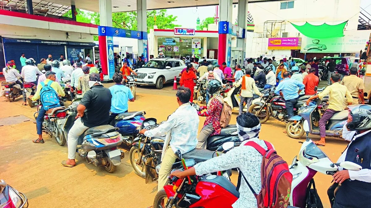 पेट्रोल आते ही कुछ घंटे में हो गया खत्म