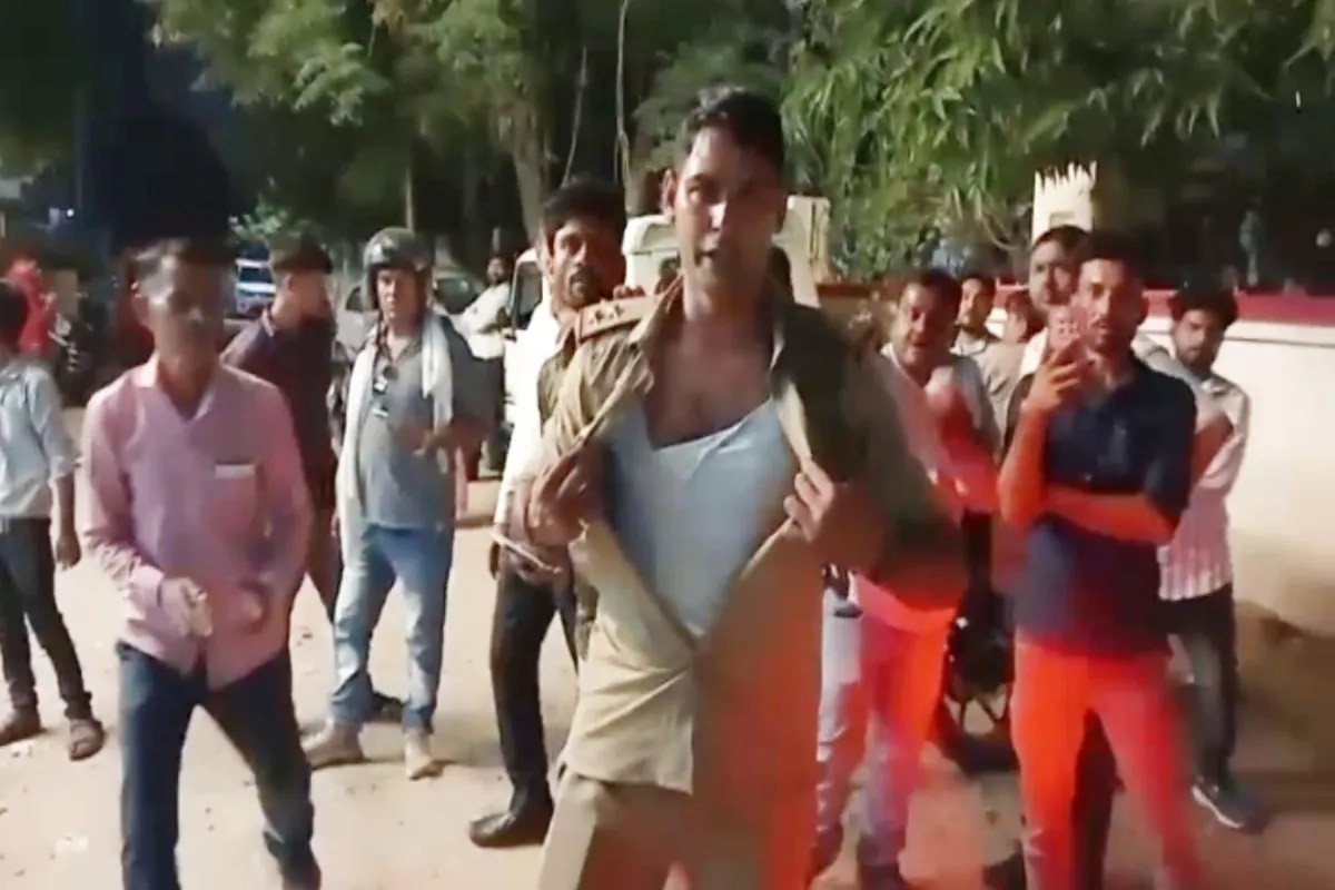 Kanpur News: अस्पताल में पुलिस पर हमला, चौकी इंचार्ज की वर्दी फाड़ी, घंटों चला हंगामा