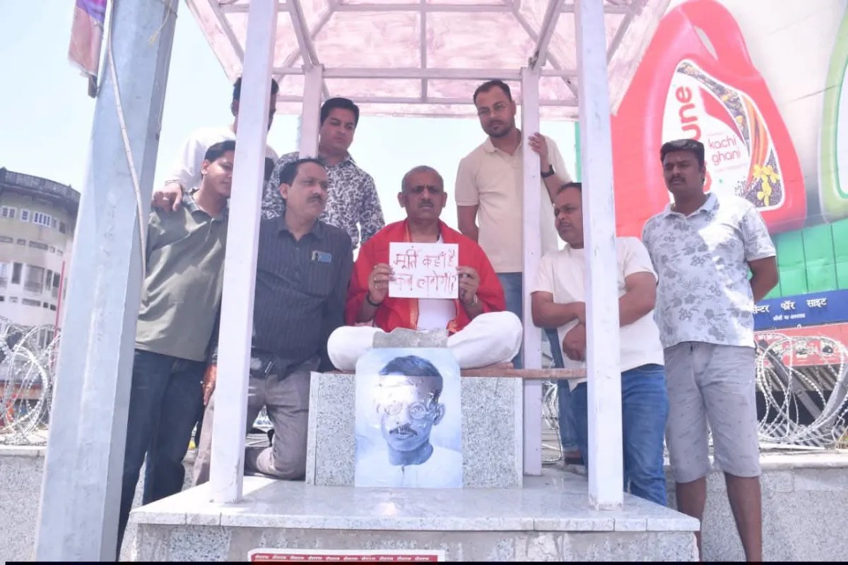 Kanpur News: समाजवादी पार्टी विधायक का रक्त से विरोध,माल रोड पर लिखा ‘मूर्ति कहां है, कब लगेगी’