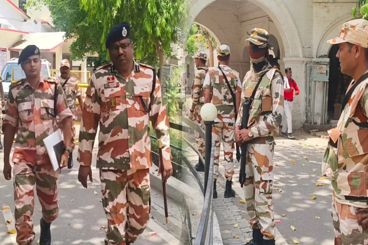 Kanpur News:साथी जवान की मां का हाथ कटने पर भड़के ITBP जवान, कानपुर कमिश्नर ऑफिस का किया घेराव