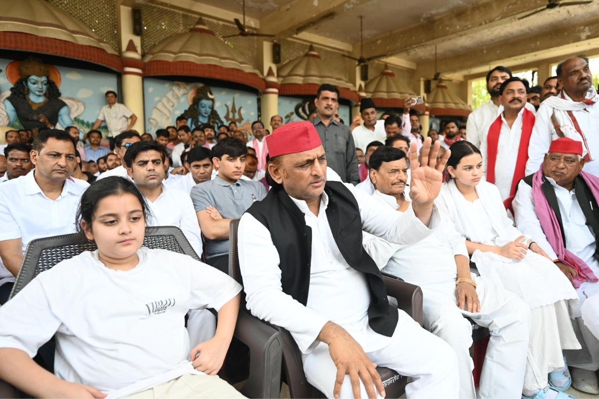 ‘बड़े पापा ये चाकलेट मुझसे खुल नहीं रही’, भावुक कर देगा शमशान घाट पर अखिलेश यादव और प्रतीक की बेटी का वीडियो