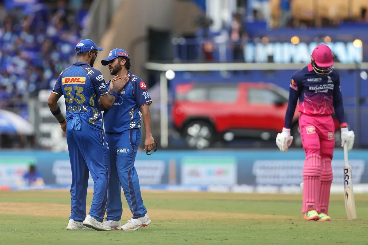MI vs RR: डेड बॉल पर आउट हुए शुभम दुबे, अंपायर पर नाराज़ हुए कोच संगकारा, देखें Video