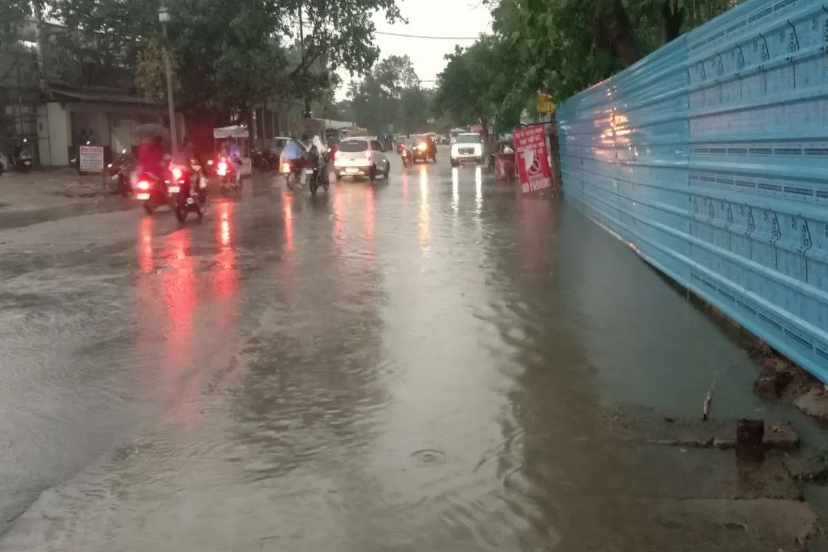 Ambikapur Weather: नौतपा में प्री-मानसून का नजारा, झमाझम बारिश से अंबिकापुर हुआ कूल, 6 डिग्री लुढक़ा पारा