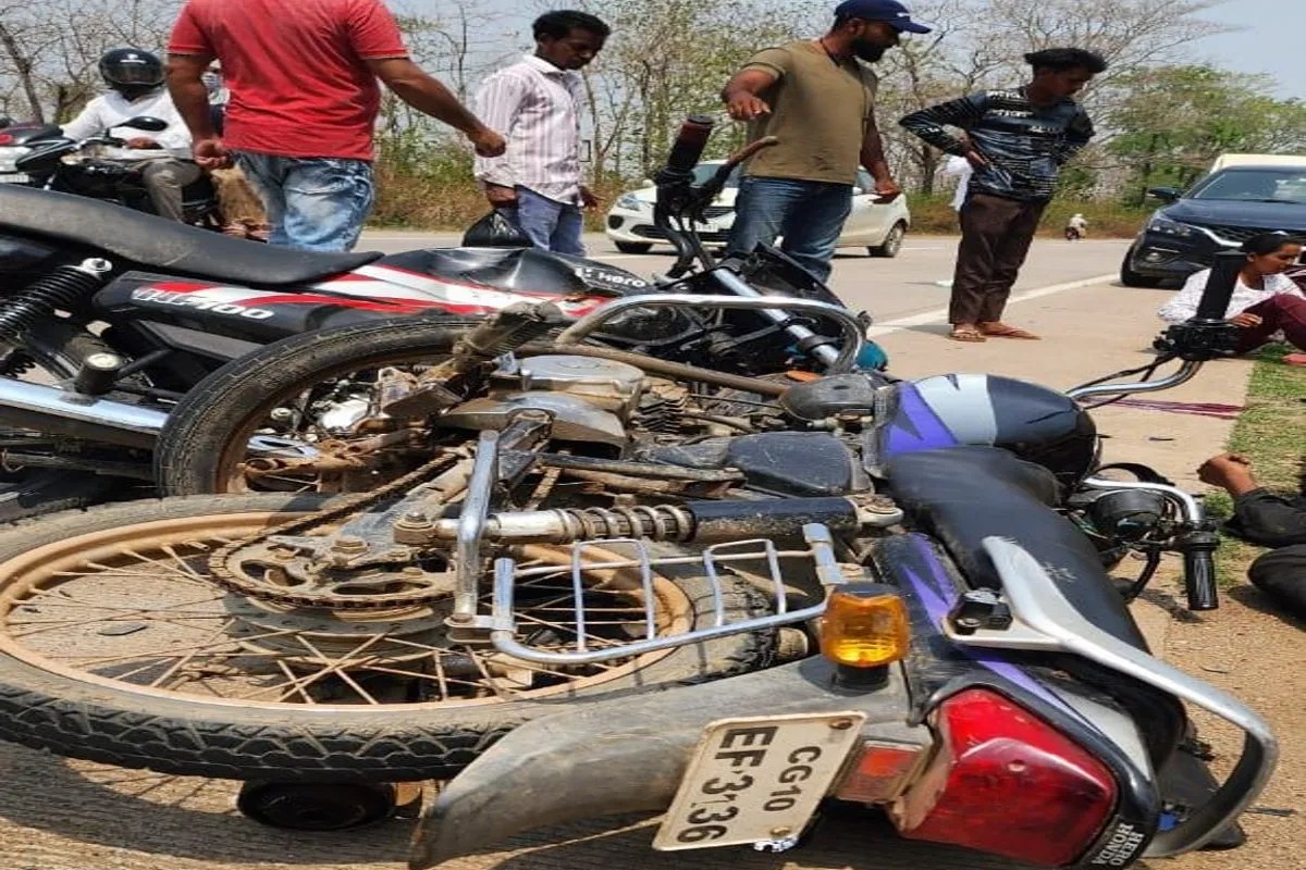 Huge Road Accident: अंबिकापुर में सडक़ हादसा: लुचकी घाट पर बाइक में भिड़ंत में 2 युवकों की मौत, 2 गंभीर