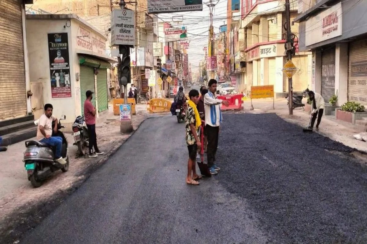 Ambikapur Roads: महापौर बोलीं- सांसद-मंत्री की भी नहीं सुन रहे अधिकारी, कांग्रेसियों ने किया चक्काजाम, तब शुरु हुआ सडक़ों का डामरीकरण