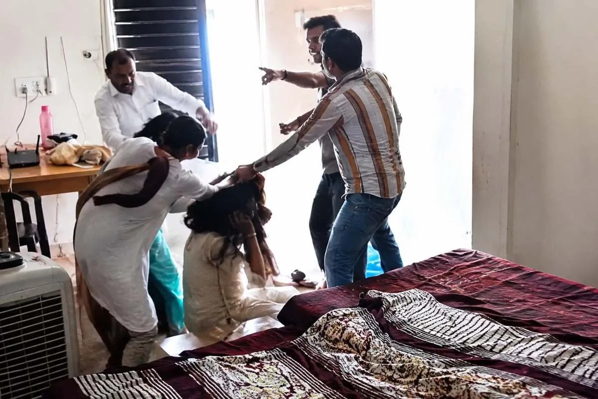 समाजवादी पार्टी की महिला नेता के बाल नोंचे, 10 मीटर तक घसीटा फिर जमकर पीटा; देखिए चंदौली का पूरा CCTV वीडियो