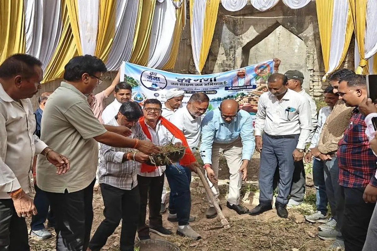 Bundi : प्रभारी मंत्री ने बावड़ी में किया श्रमदान, स्वच्छता का संदेश दिया