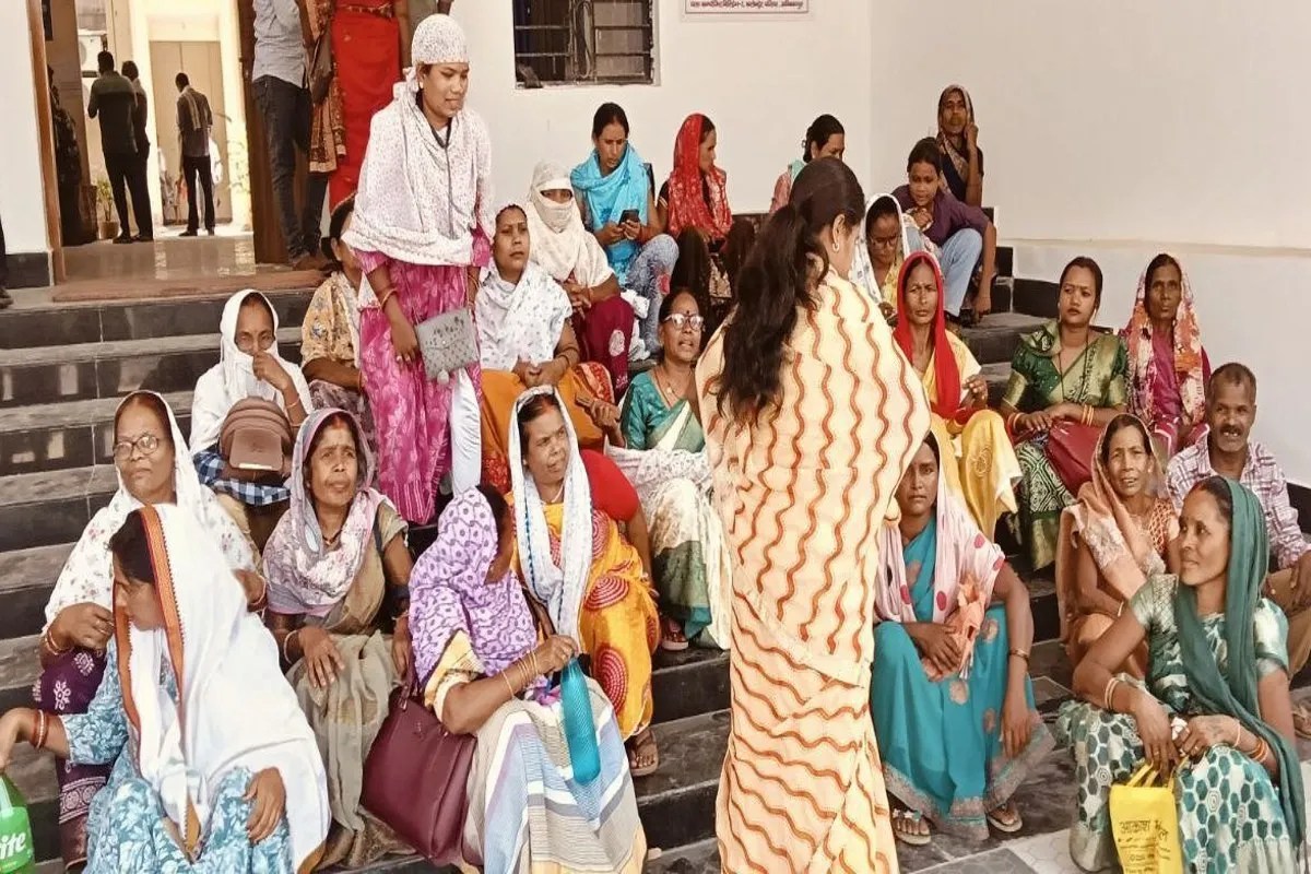 Women Angry on Collector: शराब दुकान बंद कराने पहुंची थीं महिलाएं, कलेक्टर की बात सुनकर भडक़ गईं, कहा- नहीं चाहिए महतारी वंदन का पैसा