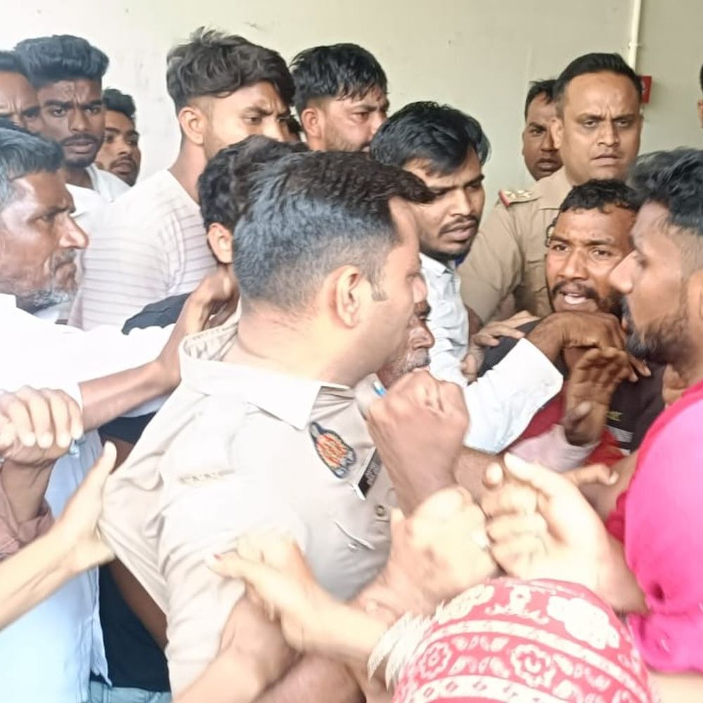 बिजनौर जेल में बंदी का शव पेड़ से लटका मिला:परिजनों ने हत्या का आरोप लगा पोस्टमार्टम हाउस पर किया हंगामा