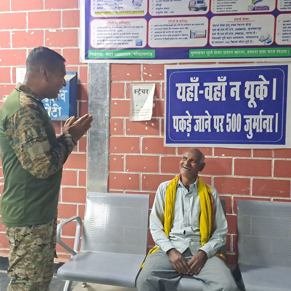 रिटायर्ड फौजी ने अस्पताल को बनाया तंबाकू मुक्त:गोपालगंज में सैकड़ों लोगों को खैनी छोड़ने के लिए कर रहे प्रेरित