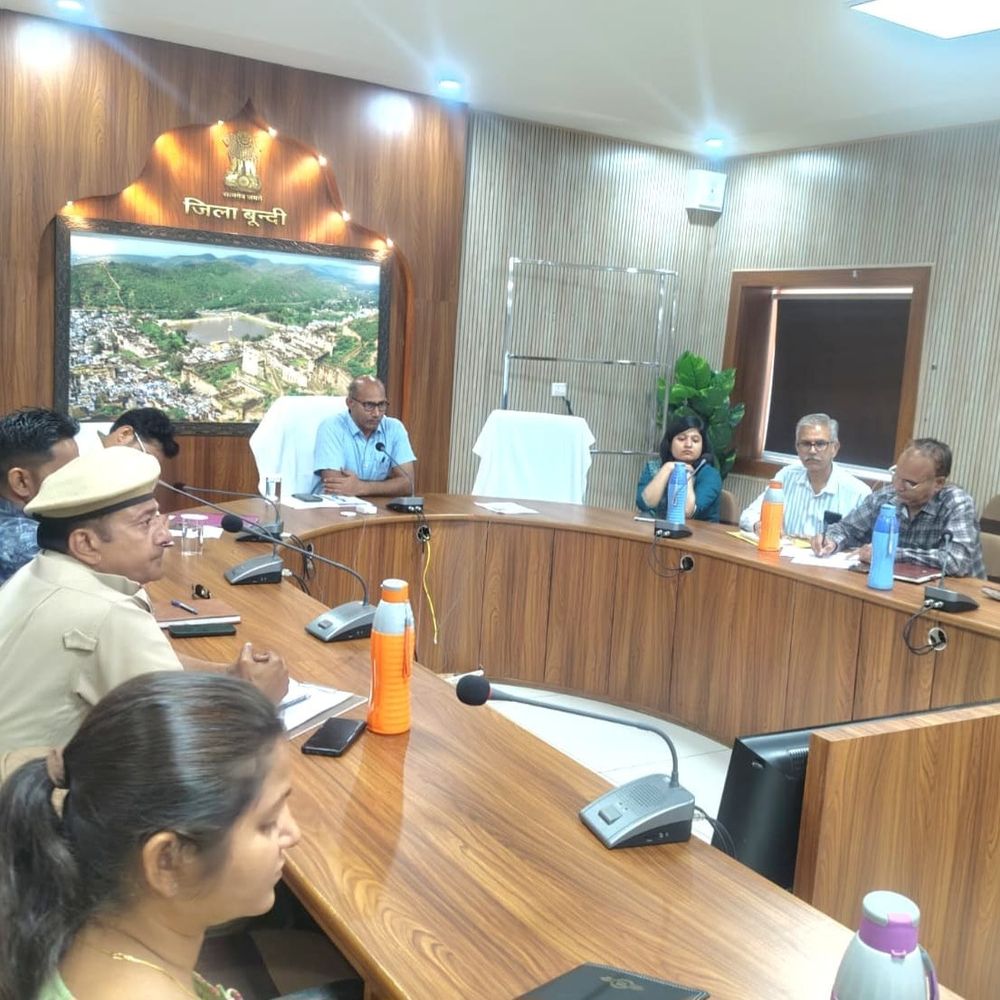 बूंदी कलेक्टर ने लू-तापघात से बचाव पर दिए निर्देश:बिजली-पानी की निर्बाध आपूर्ति सुनिश्चित करने को अधिकारियों की चर्चा
