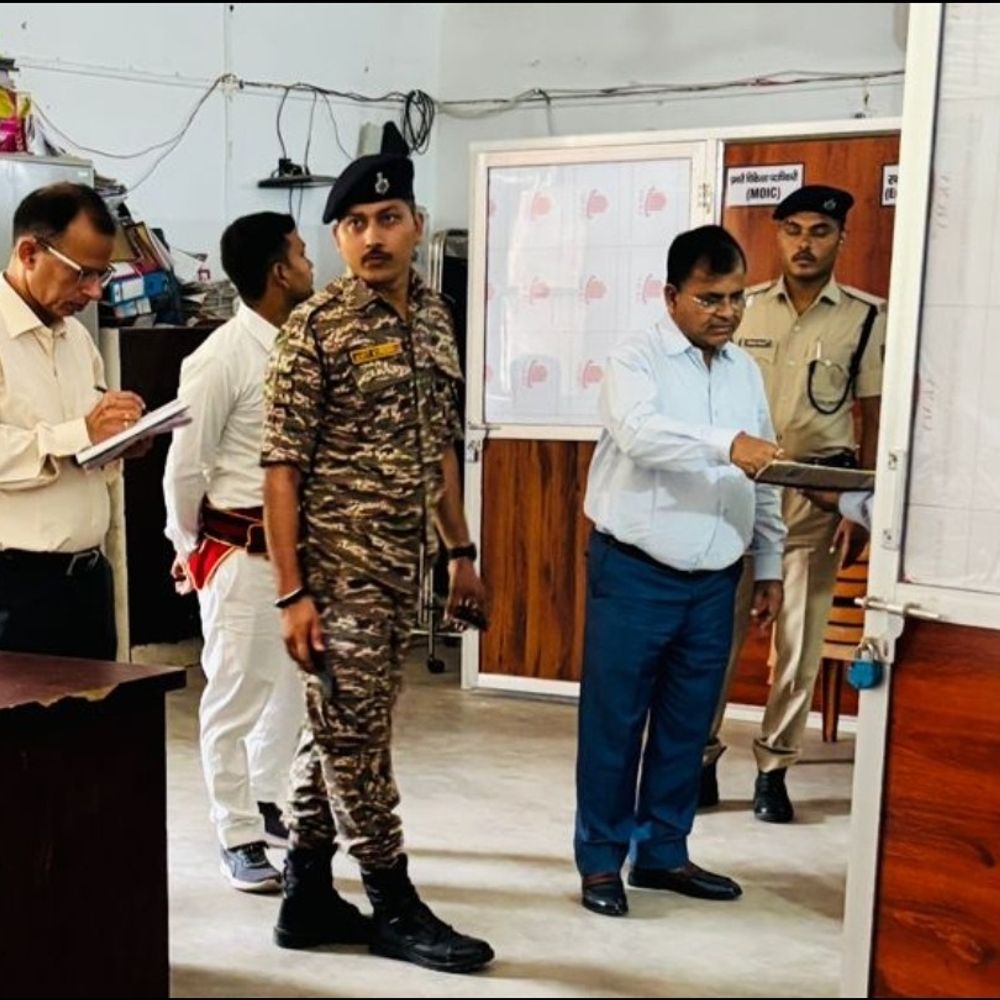 वीरपुर पीएचसी का DM ने किया औचक निरीक्षण:अनुपस्थित कर्मियों पर नाराजगी जताई, व्यवस्था सुधार के दिए सख्त निर्देश